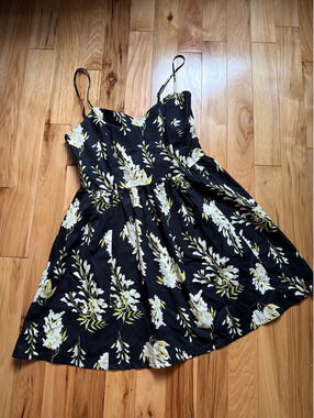 Beautiful, floral H&M summer dress! Size M